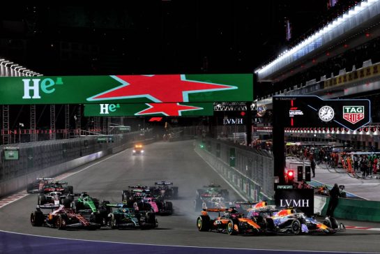 Oscar Piastri (AUS) McLaren MCL39 and Liam Lawson (NZL) Racing Bulls VCARB 02 at the start of the race.
22.11.2025. Formula 1 World Championship, Rd 22, Las Vegas Grand Prix, Las Vegas, Nevada, USA, Race Day.
- www.xpbimages.com, EMail: requests@xpbimages.com © Copyright: Batchelor / XPB Images