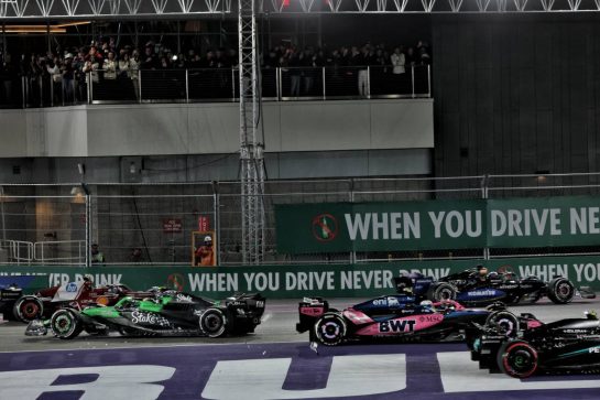 Gabriel Bortoleto (BRA) Sauber C45 and Franco Colapinto (ARG) Alpine F1 Team A525 at the start of the race.
22.11.2025. Formula 1 World Championship, Rd 22, Las Vegas Grand Prix, Las Vegas, Nevada, USA, Race Day.
- www.xpbimages.com, EMail: requests@xpbimages.com © Copyright: Batchelor / XPB Images