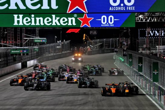 Lando Norris (GBR) McLaren MCL39 leads Max Verstappen (NLD) Red Bull Racing RB21 at the start of the race.
22.11.2025. Formula 1 World Championship, Rd 22, Las Vegas Grand Prix, Las Vegas, Nevada, USA, Race Day.
- www.xpbimages.com, EMail: requests@xpbimages.com © Copyright: Batchelor / XPB Images