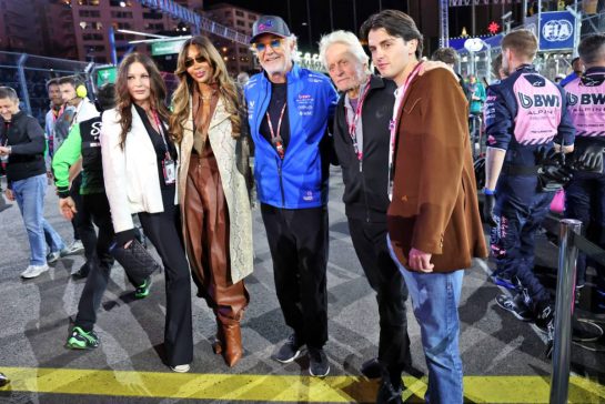 (L to R): Catherine Zeta-Jones (GBR) Actress; Naomi Campbell (GBR); Flavio Briatore (ITA) Alpine F1 Team Executive Advisor; and Michael Douglas (USA) Actor, on the grid.
22.11.2025. Formula 1 World Championship, Rd 22, Las Vegas Grand Prix, Las Vegas, Nevada, USA, Race Day.
- www.xpbimages.com, EMail: requests@xpbimages.com © Copyright: Batchelor / XPB Images