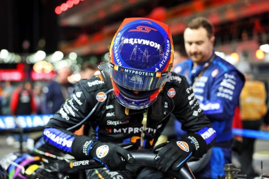 Carlos Sainz (ESP) Atlassian Williams Racing FW47 on the grid.
22.11.2025. Formula 1 World Championship, Rd 22, Las Vegas Grand Prix, Las Vegas, Nevada, USA, Race Day.
- www.xpbimages.com, EMail: requests@xpbimages.com © Copyright: Bearne / XPB Images