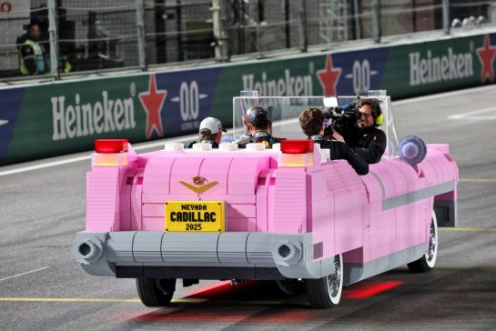 George Russell (GBR) Mercedes AMG F1; Max Verstappen (NLD) Red Bull Racing and Lando Norris (GBR) McLaren in the Lego Pink Cadillac with Terry Crews (USA) Actor at the end of the race.
22.11.2025. Formula 1 World Championship, Rd 22, Las Vegas Grand Prix, Las Vegas, Nevada, USA, Race Day.
- www.xpbimages.com, EMail: requests@xpbimages.com © Copyright: Batchelor / XPB Images