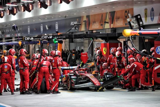 Charles Leclerc (MON) Ferrari SF-25 makes a pit stop.
22.11.2025. Formula 1 World Championship, Rd 22, Las Vegas Grand Prix, Las Vegas, Nevada, USA, Race Day.
- www.xpbimages.com, EMail: requests@xpbimages.com © Copyright: Batchelor / XPB Images