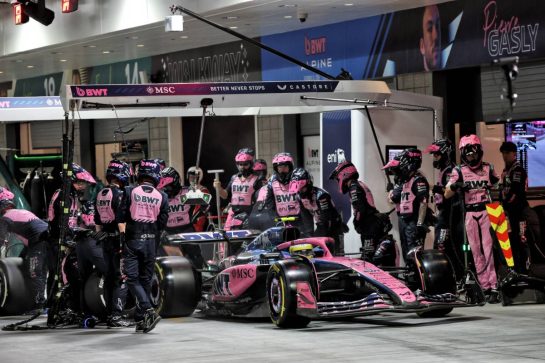 Franco Colapinto (ARG) Alpine F1 Team A525 makes a pit stop.
22.11.2025. Formula 1 World Championship, Rd 22, Las Vegas Grand Prix, Las Vegas, Nevada, USA, Race Day.
- www.xpbimages.com, EMail: requests@xpbimages.com © Copyright: Batchelor / XPB Images
