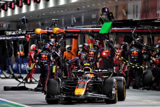 Yuki Tsunoda (JPN) Red Bull Racing RB21 makes a pit stop.
22.11.2025. Formula 1 World Championship, Rd 22, Las Vegas Grand Prix, Las Vegas, Nevada, USA, Race Day.
- www.xpbimages.com, EMail: requests@xpbimages.com © Copyright: Batchelor / XPB Images