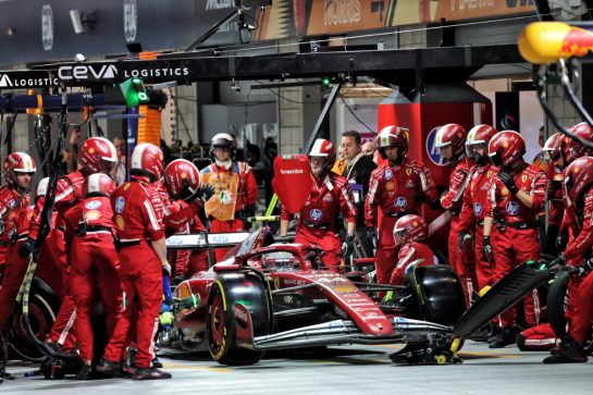 Lewis Hamilton (GBR) Ferrari SF-25 makes a pit stop.
22.11.2025. Formula 1 World Championship, Rd 22, Las Vegas Grand Prix, Las Vegas, Nevada, USA, Race Day.
- www.xpbimages.com, EMail: requests@xpbimages.com © Copyright: Batchelor / XPB Images