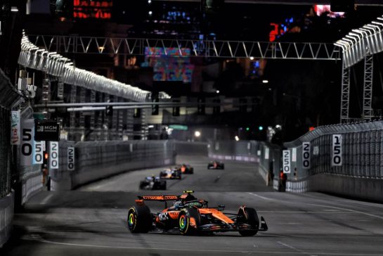 Lando Norris (GBR) McLaren MCL39.
22.11.2025. Formula 1 World Championship, Rd 22, Las Vegas Grand Prix, Las Vegas, Nevada, USA, Race Day.
- www.xpbimages.com, EMail: requests@xpbimages.com © Copyright: Moy / XPB Images