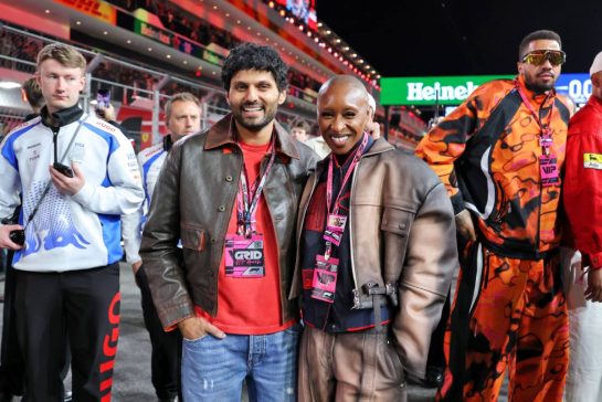 (L to R): Jay Shetty (GBR) Author with Cynthia Erivo (GBR) Actress on the grid.
22.11.2025. Formula 1 World Championship, Rd 22, Las Vegas Grand Prix, Las Vegas, Nevada, USA, Race Day.
- www.xpbimages.com, EMail: requests@xpbimages.com © Copyright: Moy / XPB Images