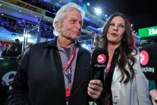 (L to R): Michael Douglas (USA) Actor with Catherine Zeta-Jones (GBR) Actress on the grid.
22.11.2025. Formula 1 World Championship, Rd 22, Las Vegas Grand Prix, Las Vegas, Nevada, USA, Race Day.
- www.xpbimages.com, EMail: requests@xpbimages.com © Copyright: Moy / XPB Images