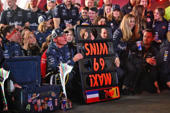 Race winner Max Verstappen (NLD) Red Bull Racing celebrates with the team.
22.11.2025. Formula 1 World Championship, Rd 22, Las Vegas Grand Prix, Las Vegas, Nevada, USA, Race Day.
- www.xpbimages.com, EMail: requests@xpbimages.com © Copyright: Price / XPB Images