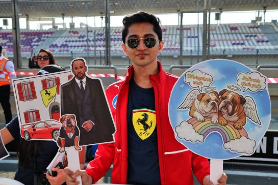 Circuit atmosphere - Lewis Hamilton (GBR) Ferrari fan in the pits.
27.11.2025. Formula 1 World Championship, Rd 23, Qatar Grand Prix, Doha, Qatar, Preparation Day.
- www.xpbimages.com, EMail: requests@xpbimages.com © Copyright: Batchelor / XPB Images