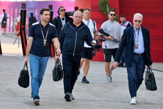 (L to R): Jerome d'Ambrosio (BEL) Ferrari Deputy Team Principal with Frederic Vasseur (FRA) Ferrari Team Principal and Piero Ferrari (ITA) Ferrari Vice-President.
27.11.2025. Formula 1 World Championship, Rd 23, Qatar Grand Prix, Doha, Qatar, Preparation Day.
- www.xpbimages.com, EMail: requests@xpbimages.com © Copyright: Moy / XPB Images
