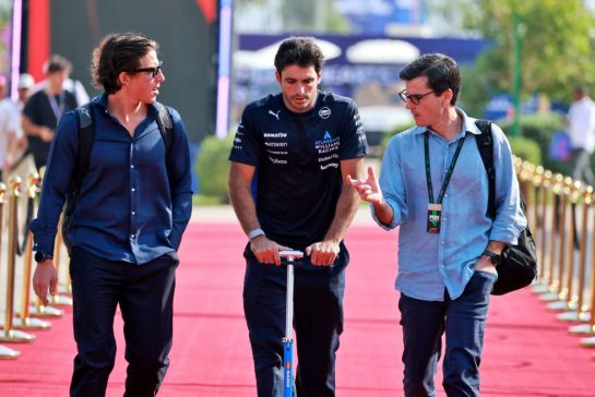 (L to R): Roberto Mehri (ESP) with Carlos Sainz (ESP) Atlassian Williams Racing and Carlos Onoro Sainz (ESP) Driver Manager.
28.11.2025 Formula 1 World Championship, Rd 23, Qatar Grand Prix, Doha, Qatar, Sprint Qualifying Day.
- www.xpbimages.com, EMail: requests@xpbimages.com © Copyright: Moy / XPB Images