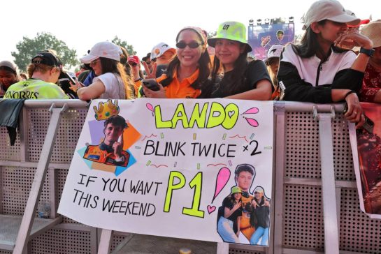 Circuit atmosphere - fans.
28.11.2025 Formula 1 World Championship, Rd 23, Qatar Grand Prix, Doha, Qatar, Sprint Qualifying Day.
- www.xpbimages.com, EMail: requests@xpbimages.com © Copyright: Moy / XPB Images