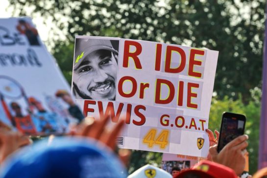 Circuit atmosphere - fans.
28.11.2025 Formula 1 World Championship, Rd 23, Qatar Grand Prix, Doha, Qatar, Sprint Qualifying Day.
- www.xpbimages.com, EMail: requests@xpbimages.com © Copyright: Moy / XPB Images
