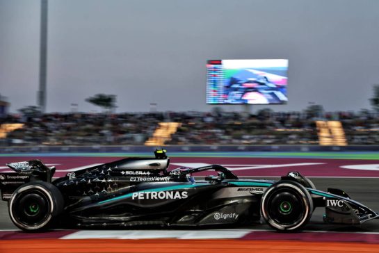 Andrea Kimi Antonelli (ITA) Mercedes AMG F1 W16.
28.11.2025 Formula 1 World Championship, Rd 23, Qatar Grand Prix, Doha, Qatar, Sprint Qualifying Day.
- www.xpbimages.com, EMail: requests@xpbimages.com © Copyright: Batchelor / XPB Images