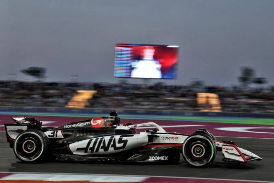 Esteban Ocon (FRA) Haas VF-25.
28.11.2025 Formula 1 World Championship, Rd 23, Qatar Grand Prix, Doha, Qatar, Sprint Qualifying Day.
- www.xpbimages.com, EMail: requests@xpbimages.com © Copyright: Batchelor / XPB Images