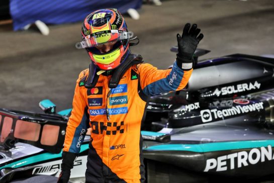 Oscar Piastri (AUS) McLaren celebrates his pole position in Sprint qualifying parc ferme.
28.11.2025 Formula 1 World Championship, Rd 23, Qatar Grand Prix, Doha, Qatar, Sprint Qualifying Day.
- www.xpbimages.com, EMail: requests@xpbimages.com © Copyright: Batchelor / XPB Images