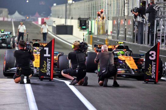 Pole sitter Oscar Piastri (AUS) McLaren MCL39 and third palced Lando Norris (GBR) McLaren MCL39 in Sprint qualifying parc ferme.
28.11.2025 Formula 1 World Championship, Rd 23, Qatar Grand Prix, Doha, Qatar, Sprint Qualifying Day.
- www.xpbimages.com, EMail: requests@xpbimages.com © Copyright: Charniaux / XPB Images