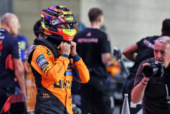 Pole sitter Oscar Piastri (AUS) McLaren in Sprint qualifying parc ferme.
28.11.2025 Formula 1 World Championship, Rd 23, Qatar Grand Prix, Doha, Qatar, Sprint Qualifying Day.
- www.xpbimages.com, EMail: requests@xpbimages.com © Copyright: Charniaux / XPB Images