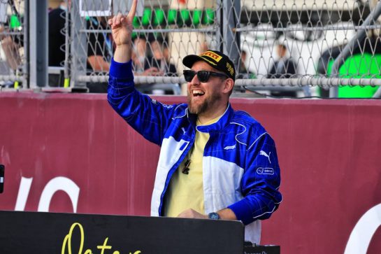 Circuit atmosphere - Grid DJ.
29.11.2025. Formula 1 World Championship, Rd 23, Qatar Grand Prix, Doha, Qatar, Sprint and Qualifying Day.
- www.xpbimages.com, EMail: requests@xpbimages.com © Copyright: Moy / XPB Images