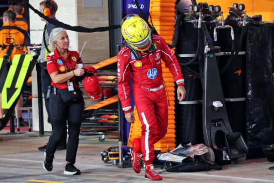 Lewis Hamilton (GBR) Ferrari with Angela Cullen (NZL) Ferrari Physiotherapist.
29.11.2025. Formula 1 World Championship, Rd 23, Qatar Grand Prix, Doha, Qatar, Sprint and Qualifying Day.
- www.xpbimages.com, EMail: requests@xpbimages.com © Copyright: Batchelor / XPB Images