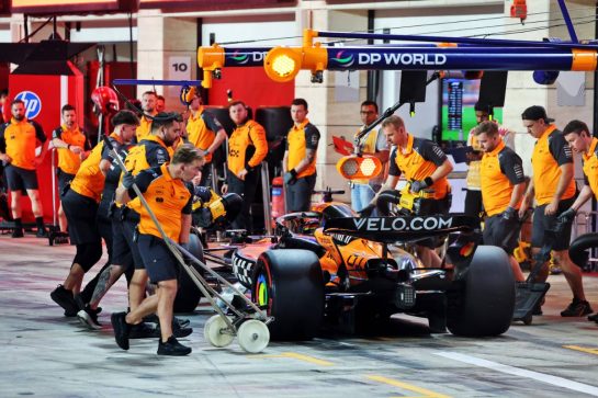 Oscar Piastri (AUS) McLaren MCL39 in the pits.
29.11.2025. Formula 1 World Championship, Rd 23, Qatar Grand Prix, Doha, Qatar, Sprint and Qualifying Day.
- www.xpbimages.com, EMail: requests@xpbimages.com © Copyright: Batchelor / XPB Images