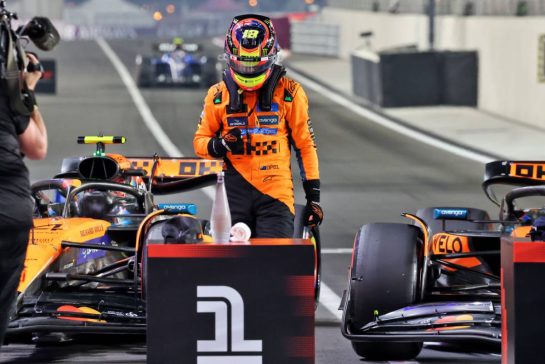 Oscar Piastri (AUS) McLaren celebrates his pole position in qualifying parc ferme.
29.11.2025. Formula 1 World Championship, Rd 23, Qatar Grand Prix, Doha, Qatar, Sprint and Qualifying Day.
- www.xpbimages.com, EMail: requests@xpbimages.com © Copyright: Charniaux / XPB Images