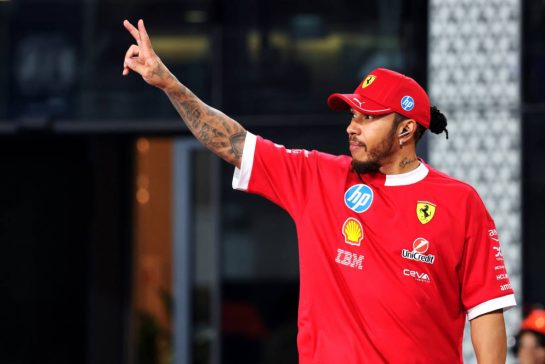 Lewis Hamilton (GBR) Ferrari on the drivers' parade.
30.11.2025. Formula 1 World Championship, Rd 23, Qatar Grand Prix, Doha, Qatar, Race Day.
- www.xpbimages.com, EMail: requests@xpbimages.com © Copyright: Charniaux / XPB Images