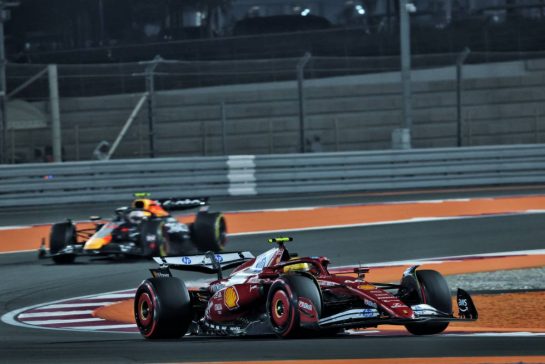 Lewis Hamilton (GBR) Ferrari SF-25.
30.11.2025. Formula 1 World Championship, Rd 23, Qatar Grand Prix, Doha, Qatar, Race Day.
- www.xpbimages.com, EMail: requests@xpbimages.com © Copyright: Batchelor / XPB Images