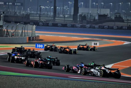 Oscar Piastri (AUS) McLaren MCL39 leads at the start of the race.
30.11.2025. Formula 1 World Championship, Rd 23, Qatar Grand Prix, Doha, Qatar, Race Day.
- www.xpbimages.com, EMail: requests@xpbimages.com © Copyright: Moy / XPB Images