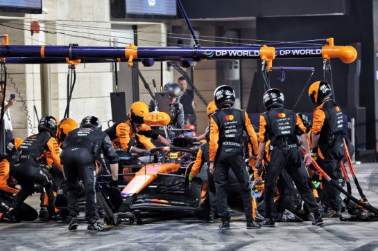 Oscar Piastri (AUS) McLaren MCL39 makes a pit stop.
30.11.2025. Formula 1 World Championship, Rd 23, Qatar Grand Prix, Doha, Qatar, Race Day.
- www.xpbimages.com, EMail: requests@xpbimages.com © Copyright: Batchelor / XPB Images