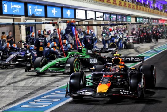 Yuki Tsunoda (JPN) Red Bull Racing RB21 leaves the pits.
30.11.2025. Formula 1 World Championship, Rd 23, Qatar Grand Prix, Doha, Qatar, Race Day.
- www.xpbimages.com, EMail: requests@xpbimages.com © Copyright: Batchelor / XPB Images