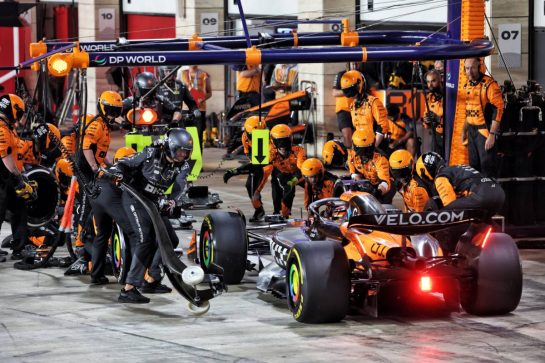Oscar Piastri (AUS) McLaren MCL39 makes a pit stop.
30.11.2025. Formula 1 World Championship, Rd 23, Qatar Grand Prix, Doha, Qatar, Race Day.
- www.xpbimages.com, EMail: requests@xpbimages.com © Copyright: Batchelor / XPB Images