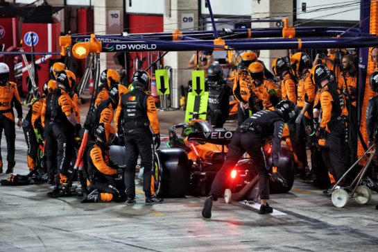 Lando Norris (GBR) McLaren MCL39 makes a pit stop.
30.11.2025. Formula 1 World Championship, Rd 23, Qatar Grand Prix, Doha, Qatar, Race Day.
- www.xpbimages.com, EMail: requests@xpbimages.com © Copyright: Batchelor / XPB Images