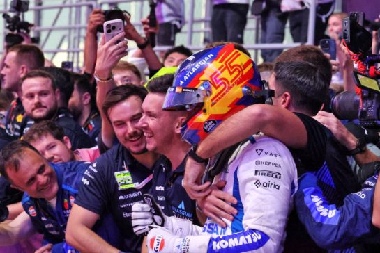 Carlos Sainz (ESP) Atlassian Williams Racing celebrates his third position with the team in parc ferme.
30.11.2025. Formula 1 World Championship, Rd 23, Qatar Grand Prix, Doha, Qatar, Race Day.
- www.xpbimages.com, EMail: requests@xpbimages.com © Copyright: Charniaux / XPB Images