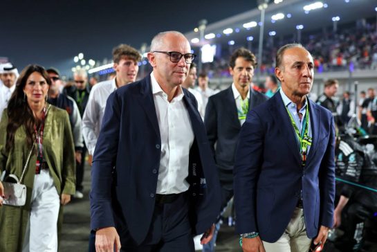 Stefano Domenicali (ITA) Formula One President and CEO with a guest on the grid.
30.11.2025. Formula 1 World Championship, Rd 23, Qatar Grand Prix, Doha, Qatar, Race Day.
- www.xpbimages.com, EMail: requests@xpbimages.com © Copyright: Moy / XPB Images