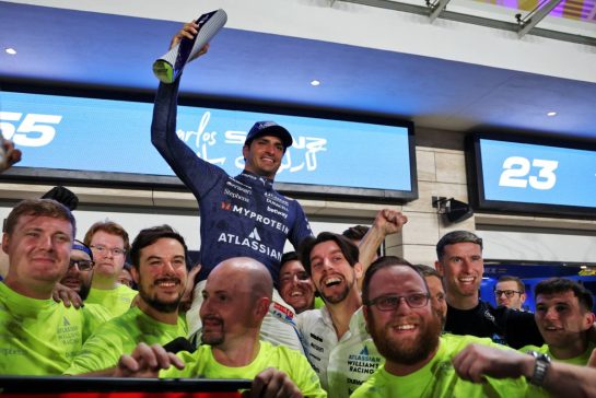 Carlos Sainz (ESP) Atlassian Williams Racing celebrates his third position with the team.
30.11.2025. Formula 1 World Championship, Rd 23, Qatar Grand Prix, Doha, Qatar, Race Day.
- www.xpbimages.com, EMail: requests@xpbimages.com © Copyright: Batchelor / XPB Images