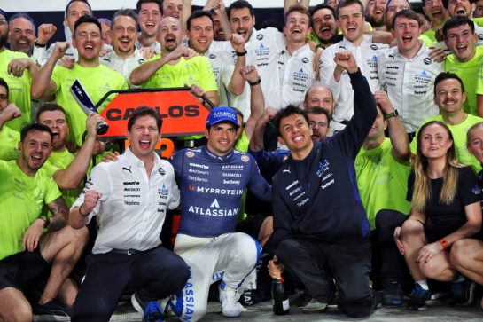 (L to R): James Vowles (GBR) Atlassian Williams Racing Team Principal; Carlos Sainz (ESP) Atlassian Williams Racing; and Alexander Albon (THA) Atlassian Williams Racing, celebrate third position for Carlos and fifth position in the Constructors' Championship, with the team.
30.11.2025. Formula 1 World Championship, Rd 23, Qatar Grand Prix, Doha, Qatar, Race Day.
- www.xpbimages.com, EMail: requests@xpbimages.com © Copyright: Batchelor / XPB Images