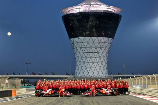 (L to R): Lewis Hamilton (GBR) Ferrari and Charles Leclerc (MON) Ferrari at a team photograph.
04.12.2025. Formula 1 World Championship, Rd 24, Abu Dhabi Grand Prix, Yas Marina Circuit, Abu Dhabi, Preparation Day.
- www.xpbimages.com, EMail: requests@xpbimages.com © Copyright: Bearne / XPB Images