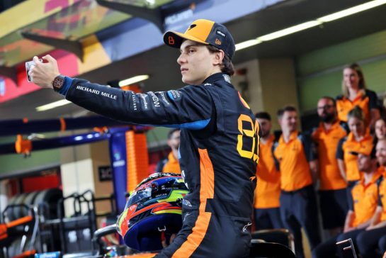 Oscar Piastri (AUS) McLaren at a team photograph.
04.12.2025. Formula 1 World Championship, Rd 24, Abu Dhabi Grand Prix, Yas Marina Circuit, Abu Dhabi, Preparation Day.
- www.xpbimages.com, EMail: requests@xpbimages.com © Copyright: Charniaux / XPB Images