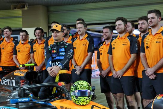 Lando Norris (GBR) McLaren at a team photograph.
04.12.2025. Formula 1 World Championship, Rd 24, Abu Dhabi Grand Prix, Yas Marina Circuit, Abu Dhabi, Preparation Day.
- www.xpbimages.com, EMail: requests@xpbimages.com © Copyright: Bearne / XPB Images