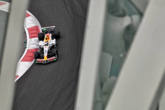 Ayumu Iwasa (JPN) Racing Bulls VCARB 02 Test Driver.
05.12.2025. Formula 1 World Championship, Rd 24, Abu Dhabi Grand Prix, Yas Marina Circuit, Abu Dhabi, Practice Day.
- www.xpbimages.com, EMail: requests@xpbimages.com © Copyright: Bearne / XPB Images