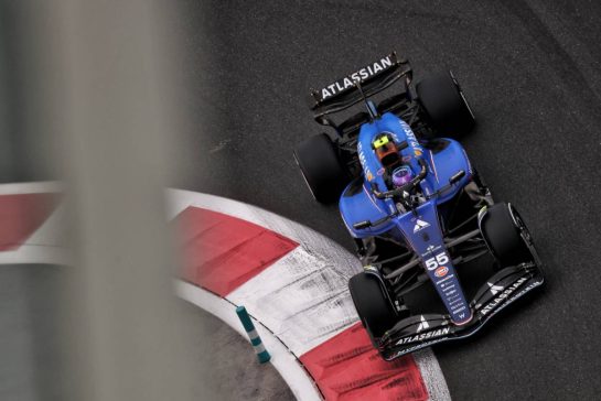 Carlos Sainz (ESP) Atlassian Williams Racing FW47.
05.12.2025. Formula 1 World Championship, Rd 24, Abu Dhabi Grand Prix, Yas Marina Circuit, Abu Dhabi, Practice Day.
- www.xpbimages.com, EMail: requests@xpbimages.com © Copyright: Bearne / XPB Images