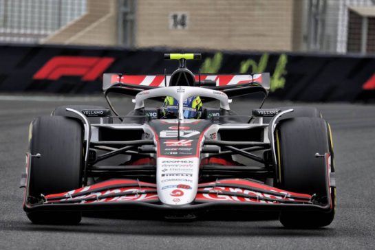 Oliver Bearman (GBR) Haas VF-25.
05.12.2025. Formula 1 World Championship, Rd 24, Abu Dhabi Grand Prix, Yas Marina Circuit, Abu Dhabi, Practice Day.
- www.xpbimages.com, EMail: requests@xpbimages.com © Copyright: Moy / XPB Images