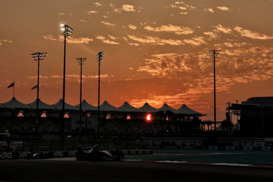 Carlos Sainz (ESP) Atlassian Williams Racing FW47.
05.12.2025. Formula 1 World Championship, Rd 24, Abu Dhabi Grand Prix, Yas Marina Circuit, Abu Dhabi, Practice Day.
- www.xpbimages.com, EMail: requests@xpbimages.com © Copyright: Charniaux / XPB Images