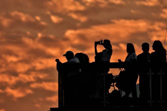 Circuit atmosphere - fans at sunset.
05.12.2025. Formula 1 World Championship, Rd 24, Abu Dhabi Grand Prix, Yas Marina Circuit, Abu Dhabi, Practice Day.
- www.xpbimages.com, EMail: requests@xpbimages.com © Copyright: Moy / XPB Images