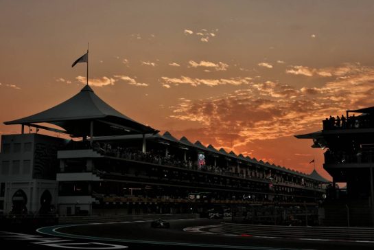 Fernando Alonso (ESP) Aston Martin F1 Team AMR25.
05.12.2025. Formula 1 World Championship, Rd 24, Abu Dhabi Grand Prix, Yas Marina Circuit, Abu Dhabi, Practice Day.
- www.xpbimages.com, EMail: requests@xpbimages.com © Copyright: Moy / XPB Images