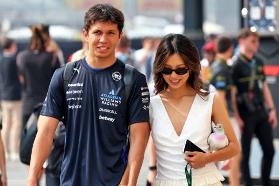 (L to R): Alexander Albon (THA) Atlassian Williams Racing with his girlfriend Muni Lily He (CHN) Professional Golfer.
06.12.2025. Formula 1 World Championship, Rd 24, Abu Dhabi Grand Prix, Yas Marina Circuit, Abu Dhabi, Qualifying Day.
- www.xpbimages.com, EMail: requests@xpbimages.com © Copyright: Bearne / XPB Images
