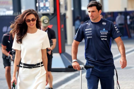 (L to R): Rebecca Donaldson (GBR) with her boyfriend Carlos Sainz (ESP) Atlassian Williams Racing.
06.12.2025. Formula 1 World Championship, Rd 24, Abu Dhabi Grand Prix, Yas Marina Circuit, Abu Dhabi, Qualifying Day.
- www.xpbimages.com, EMail: requests@xpbimages.com © Copyright: Bearne / XPB Images